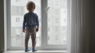 В Харькове мальчик едва не выпал из окна 3-го этажа