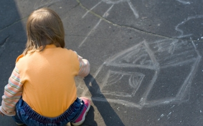 Горе-мать забыла о воспитании дочерей