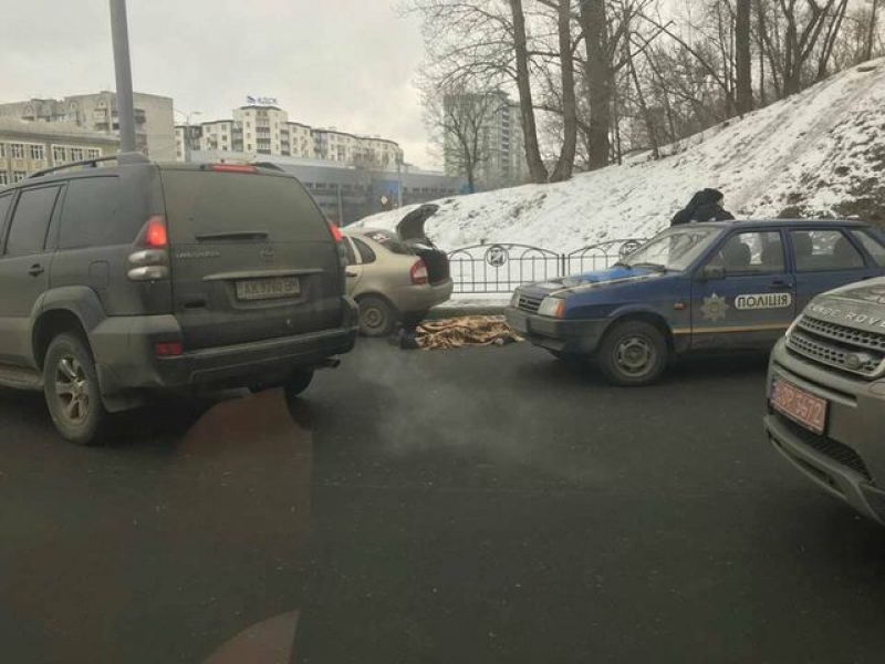В Харькове посреди дороги умер таксист, меняющий колесо машины (фото)