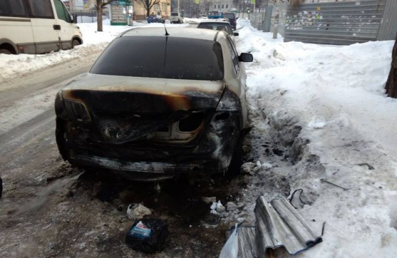 В Харькове пылал очередной автомобиль (фото)