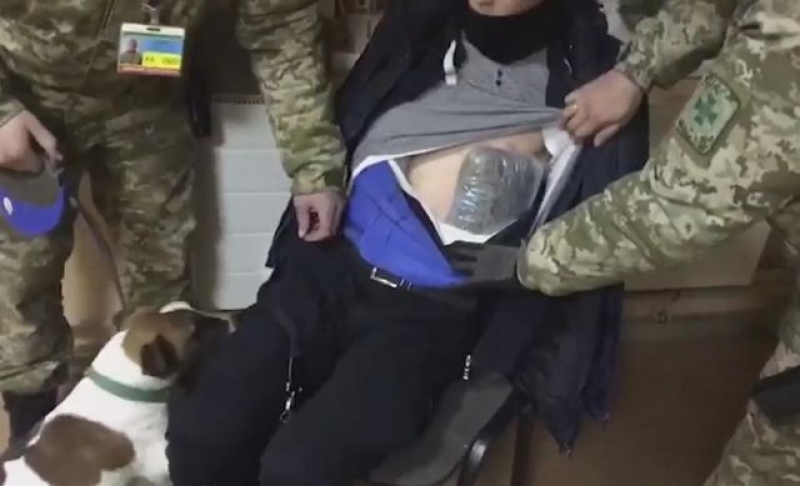 На «Гоптовке» наркокурьеры пытались пронести 4,5 килограмма конопли (фото, видео)