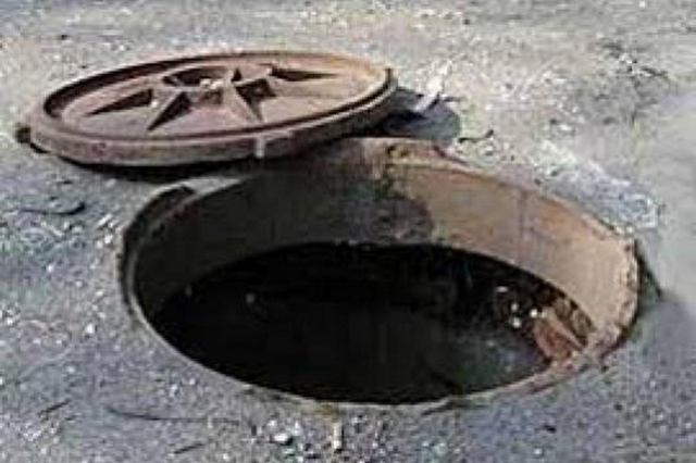 В Харькове, упав в канализационный колодец, погиб мужчина