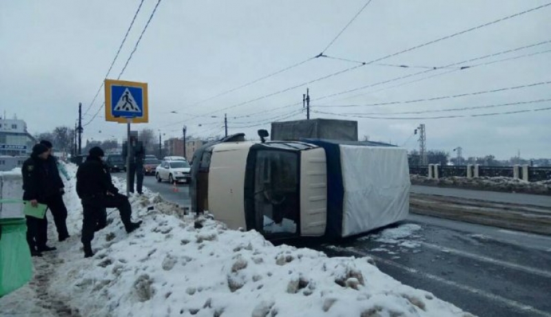 На мосту в Харькове грузовое авто завалилось на бок (фотофакт)