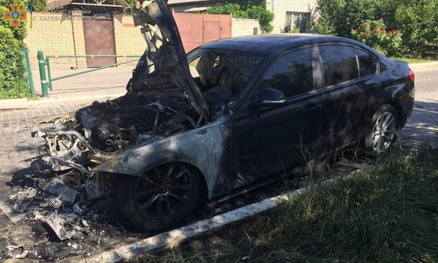 В Харькове на улице сгорел автомобиль «BMW 320», а в селе Буды – большой дом