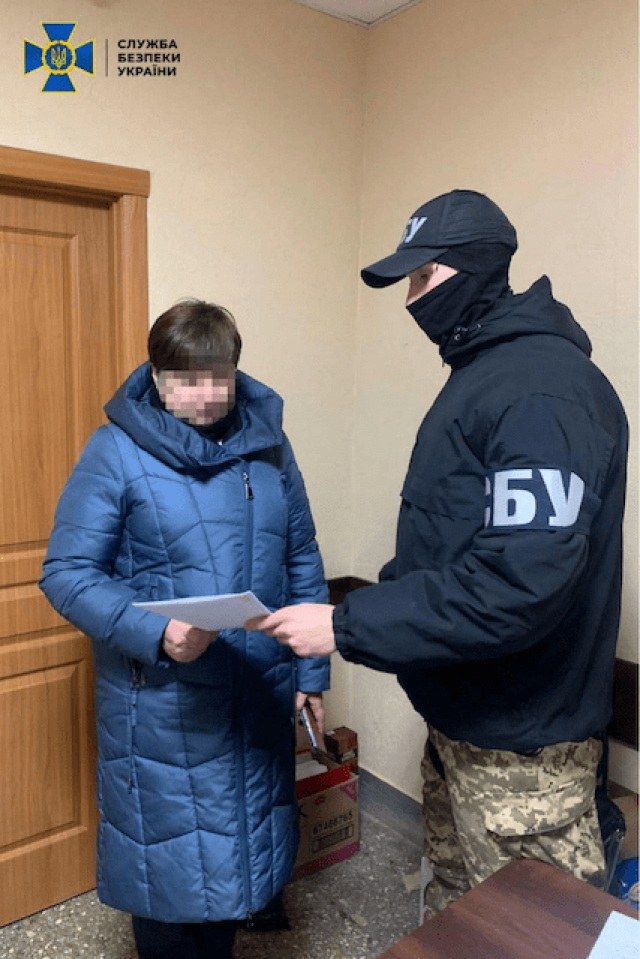 Суд не разрешил взять подозреваемую в коллаборационизме на поруки