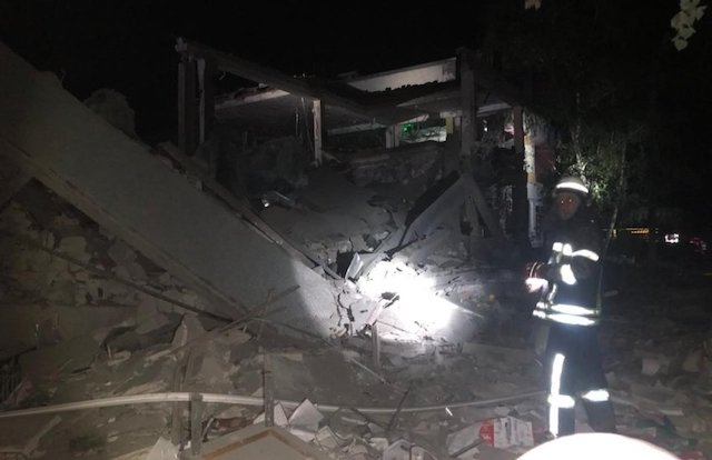 Во время ночного обстрела Киевского района снаряд попал в задние школы