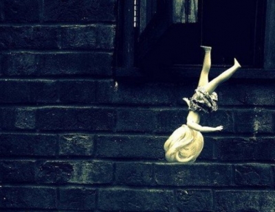 Ребенок выпал из окна 9-го этажа