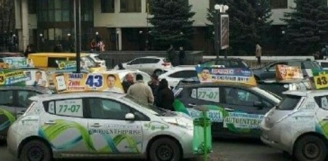 Харьковские таксисты бастовали возле налоговой