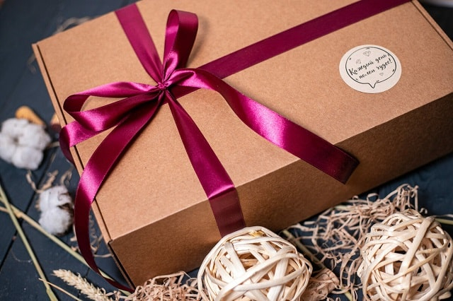 Корпоративные подарки: что обычно дарят, интересные идеи