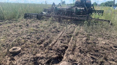 В Купянском районе тракторист наехал на мину во время полевых работ