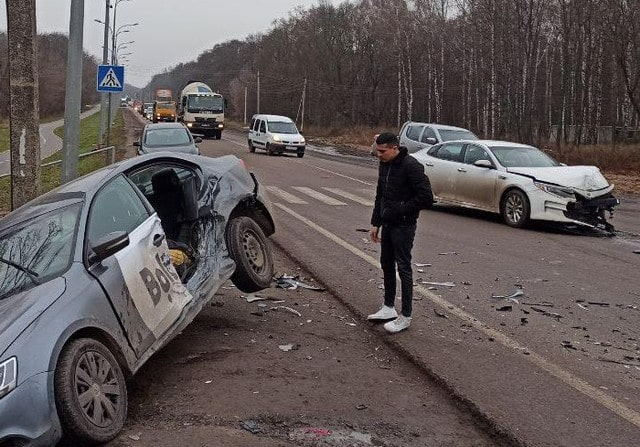 На Белгородском шоссе таксист без прав совершил ДТП – пассажир вылетел из машины