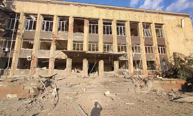 Ночью оккупанты сбросили на здание горсовета в Купянске 250-килограммовую бомбу