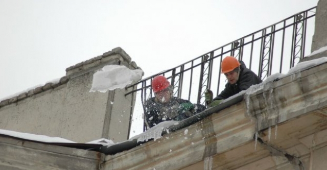 Коммунальщики в Харькове активно борются с гигантскими сосульками