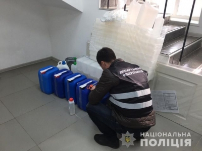 2 000 литров фальшивого антисептика продал делец во время эпидемии коронавируса