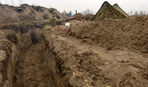 На Харьковщине активисты роют окоп