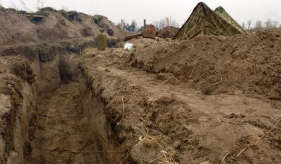 На Харьковщине активисты роют окоп