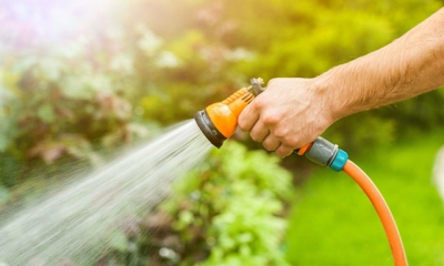 Как выбрать поливочный шланг: материалы, длина, диаметр