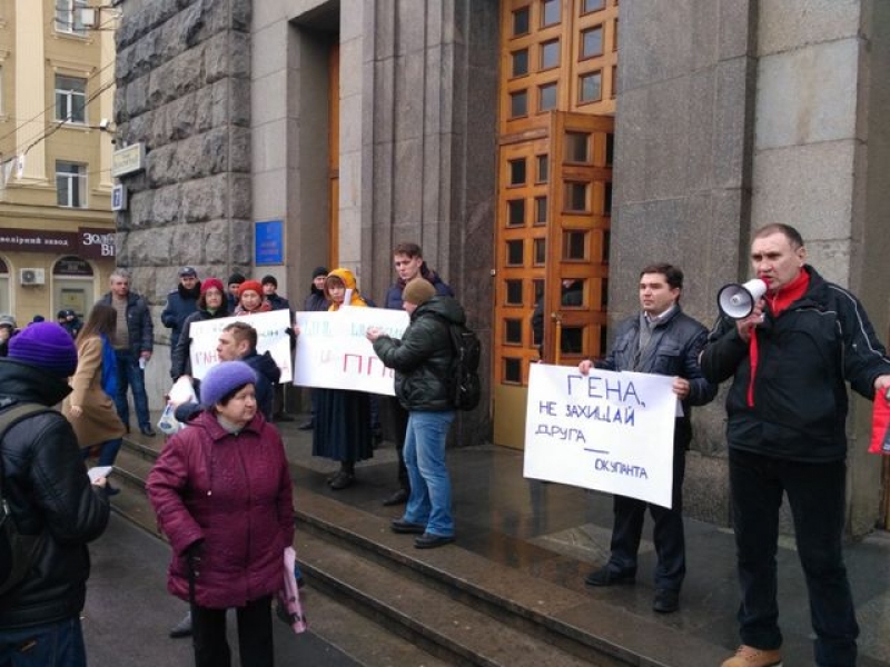 Лишить Шишкина «почетного»: от пикета под стенами до блокировки трибуны