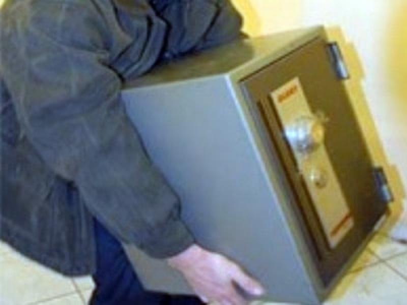 Злоумышленники вынесли из дома валюту и ювелирные изделия