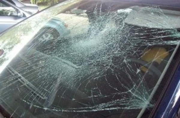 Неизвестные разбили дорогие иномарки