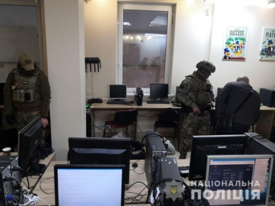 Обнаружена бандитская группировка, похищавшая деньги с банковских карточек