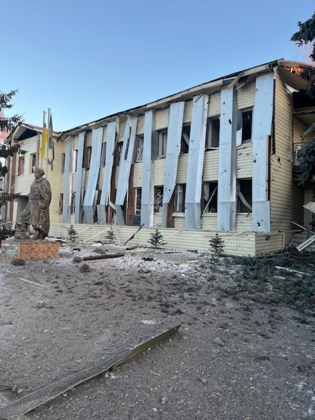 Оккупанты сбросили авиабомбу на центр Золочева