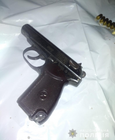 В Дергачевском районе задержали вооруженного мужчину