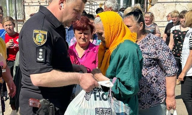 Полицейские привезли в село Коробочкино гуманитарную помощь