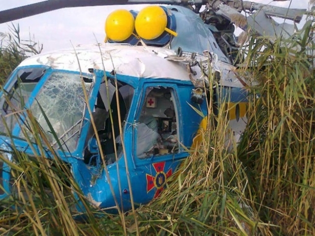 Во время тушения пожара на Харьковщине с вертолетом спасателей случилось ЧП (видео)