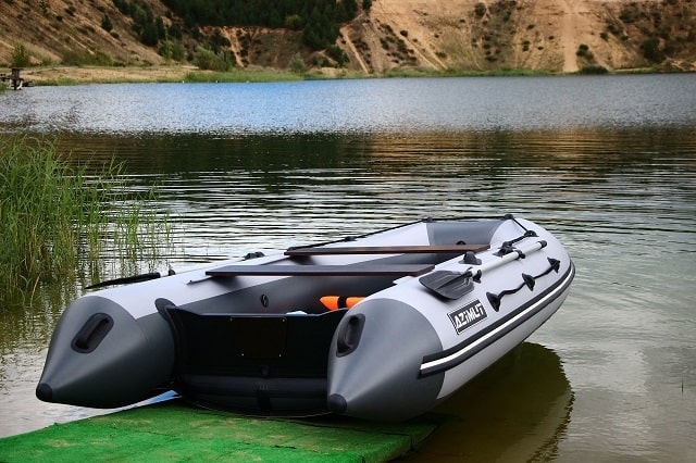 Какая надувная лодка лучше: резиновая или ПВХ, плюсы и минусы