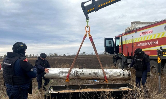 В поле на Харьковщине нашли тубус с неразорвавшимися ракетами