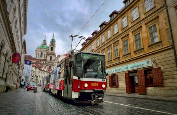 В Харькове укладывают бесшумные трамвайные линии