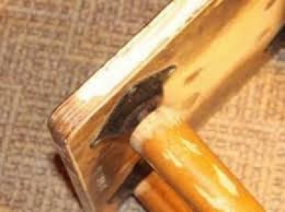 Мужчина добил друга стулом