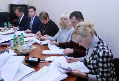 Почти 400 заявлений об оказании материальной помощи рассмотрела комиссия облсовета на последнем заседании