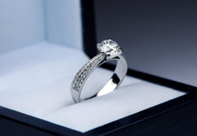 Кольцо из белого золота с бриллиантом - обзор модных новинок от Александра Лицкевича
