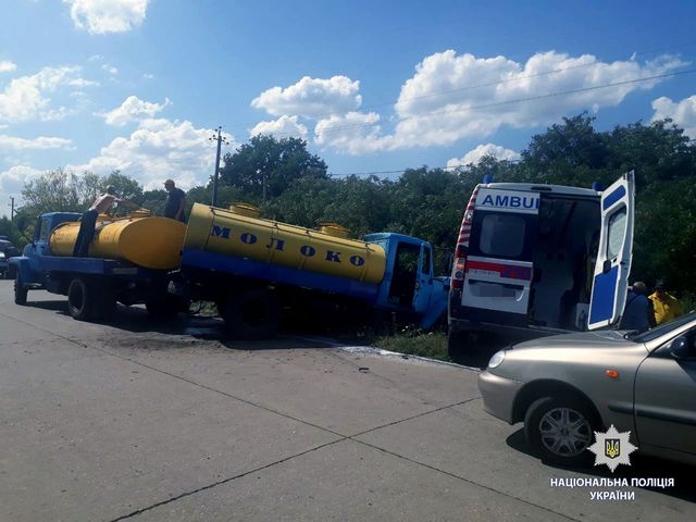 В Харьковской области столкнулись «неотложка» и молоковоз (фото)