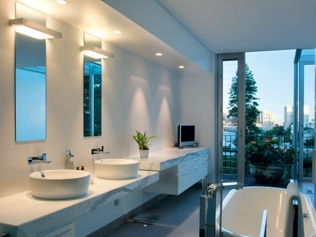 Что такое влагозащищенные светильники: преимущества и область применения приборов