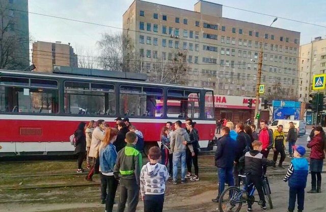 Подросток попал под колеса трамвая