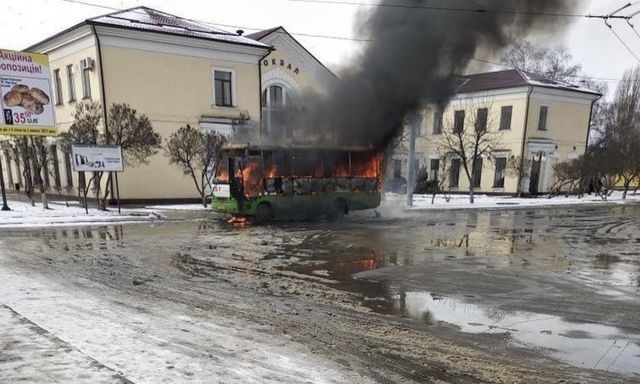 Во время запуска двигателя на остановке загорелся автобус