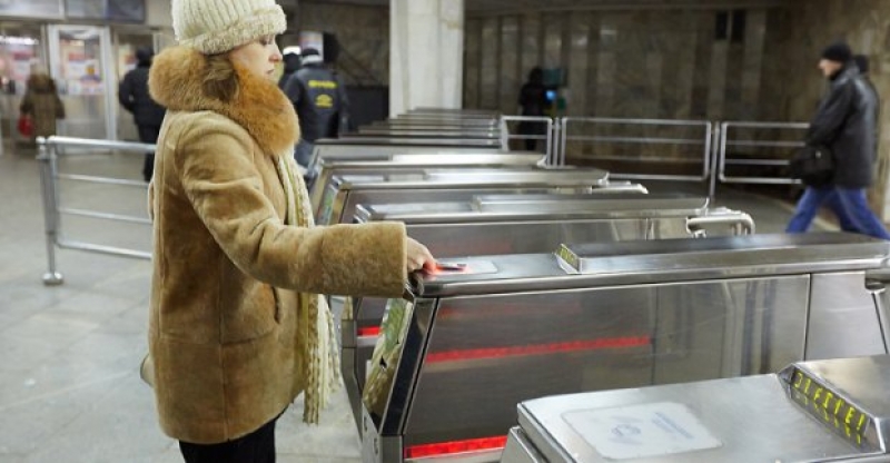 В Харькове подорожал проезд в электротранспорте: в метро сбой – снимает уже по новому тарифу