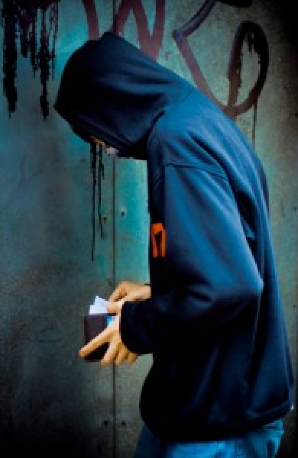 Подросток совершил нападение на улице