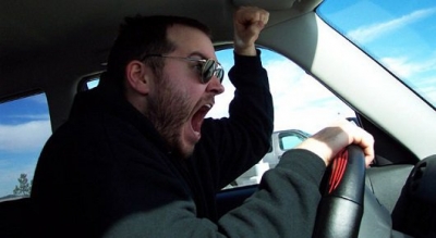 Неадекватный пассажир напал на харьковского таксиста