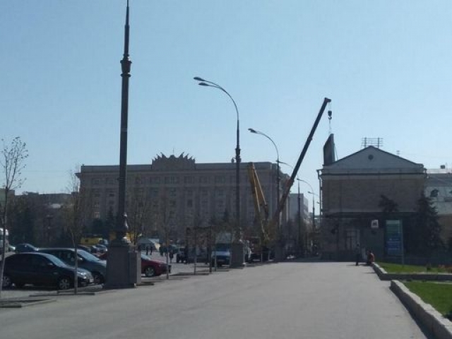 В центре Харькова коммунальщики ликвидировали экран