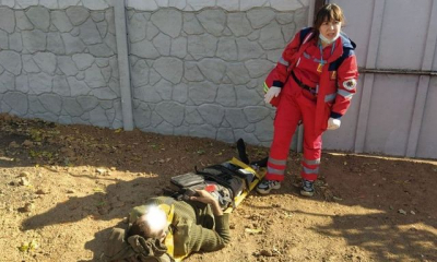 Жители и офицер Роганской громады спасли мужчину, которого засыпало грунтом