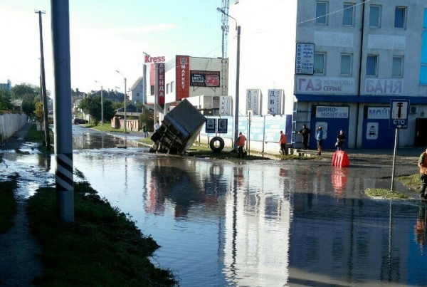 В Харькове "Газель" провалилась под землю (фото)