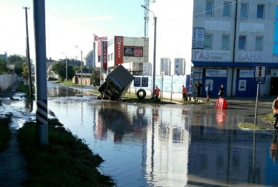 В Харькове "Газель" провалилась под землю (фото)