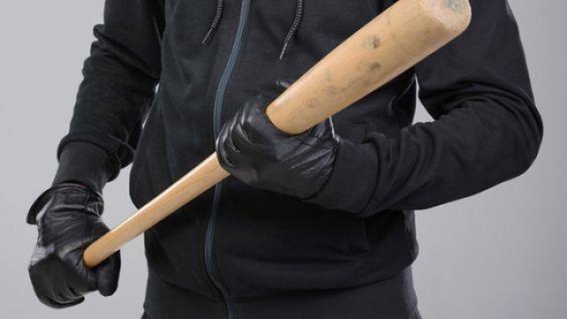 Житель Мерефы едва не убил битой своего приятеля