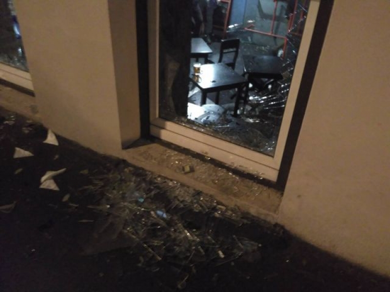 Большая толпа молодчиков разгромила заведение в центре Харькова (фото, видео 18+)