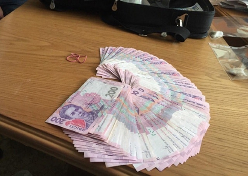 При получении взятки задержан руководитель налоговой службы