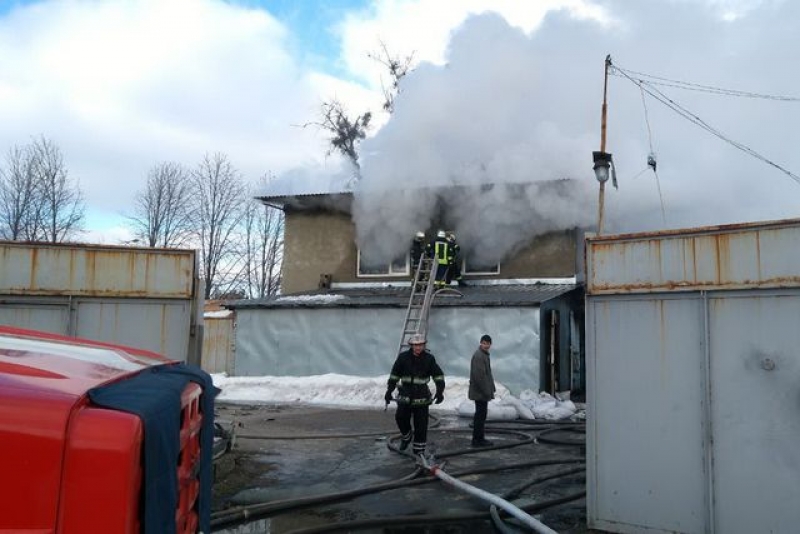 В Харькове – пожар на частном предприятии (фото, видео)